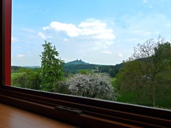 pohled z okna na hrad Trosky